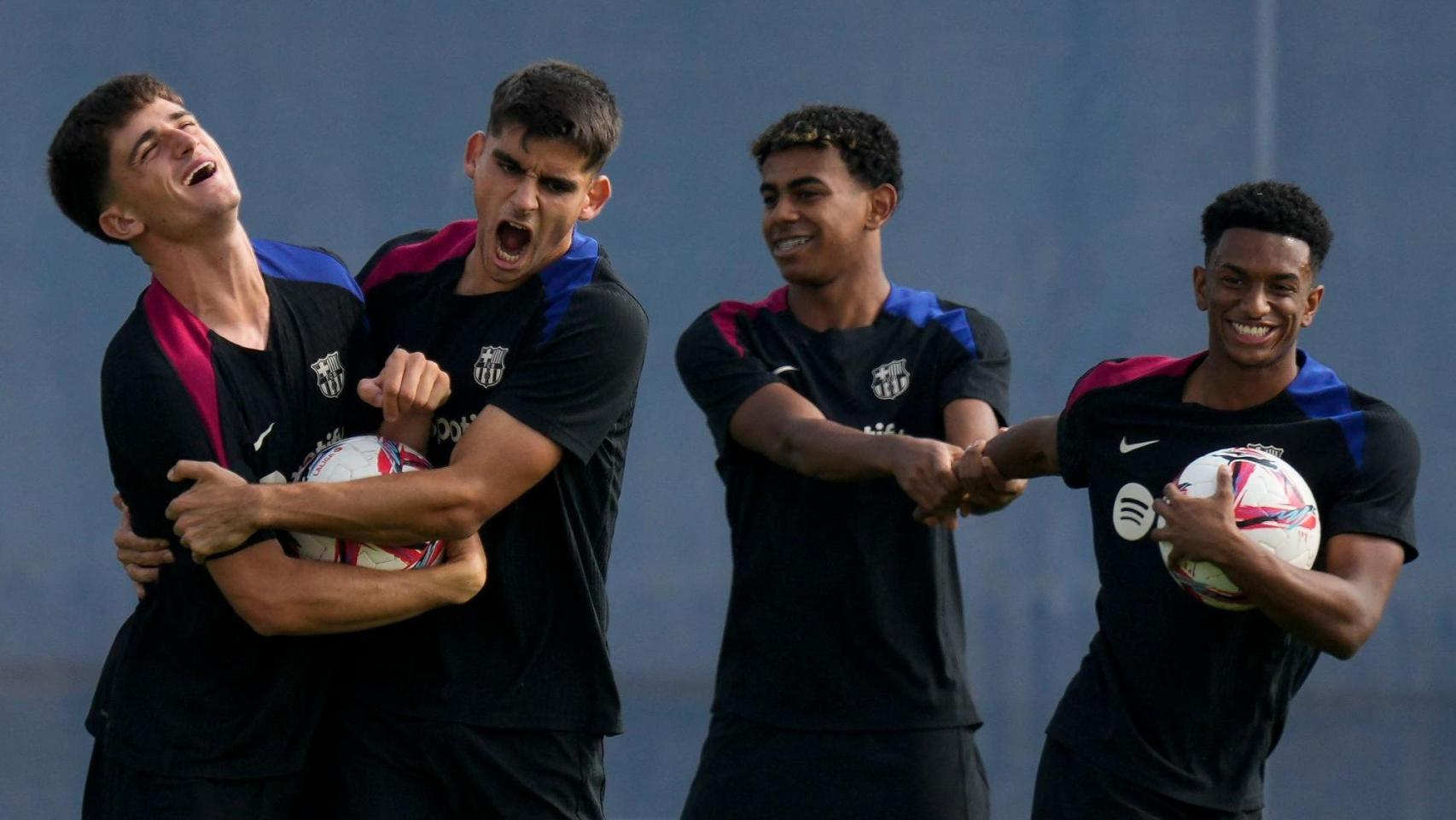 Pau Víctor, Gerard Martín, Lamine Yamal y Alejandro Balde en un entrenamiento del Barça