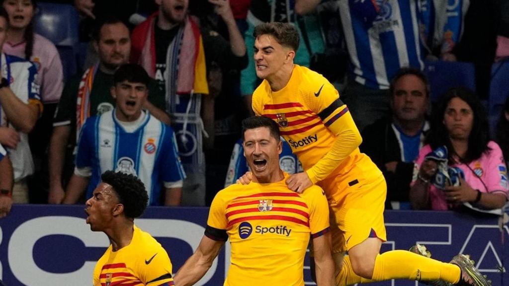 Lewandowski, Gavi y Balde celebran un gol en Cornellà-El Prat