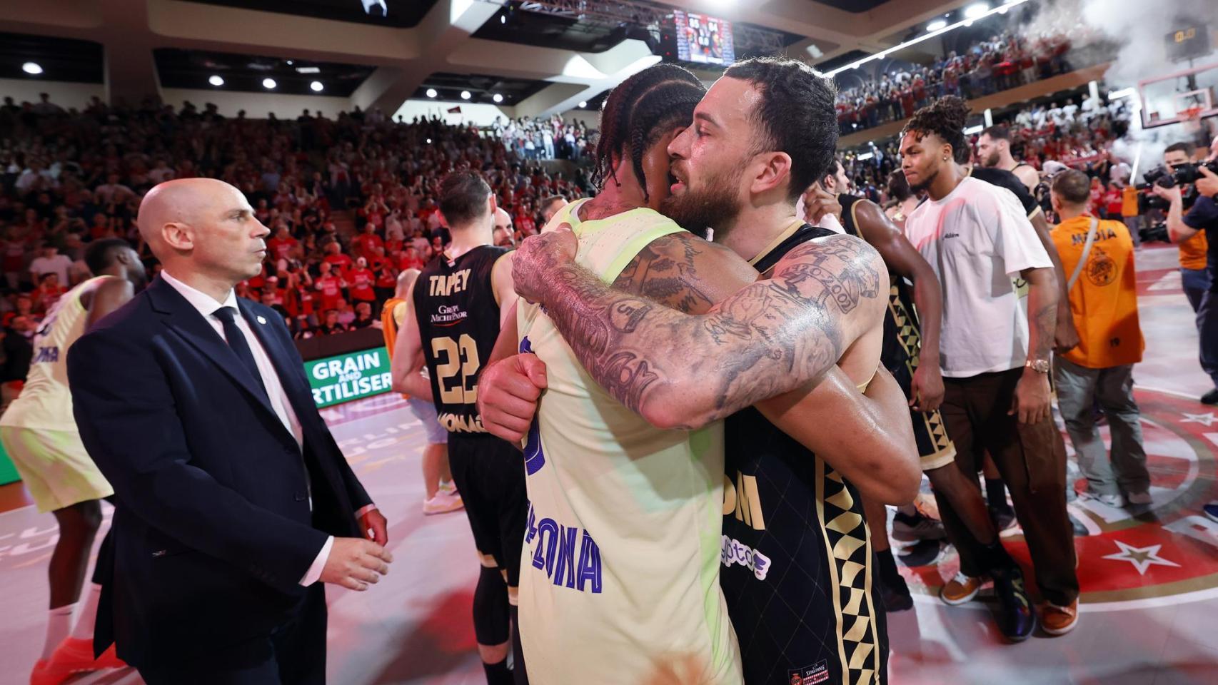 Emotivo abrazo entre Mike James y Kevin Punter tras el Mónaco-Barça (85-84)