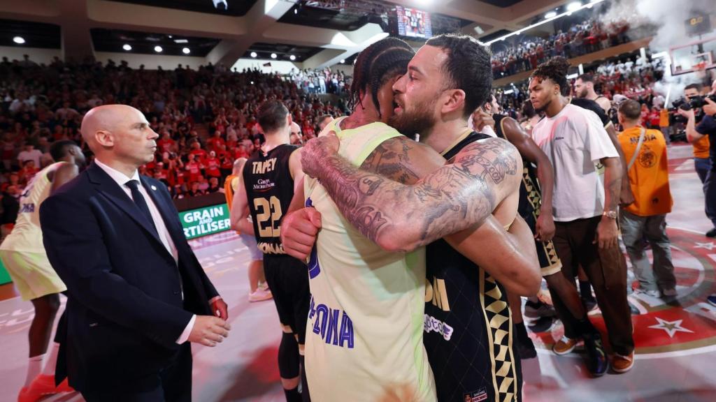 Emotivo abrazo entre Mike James y Kevin Punter tras el Mónaco-Barça (85-84)