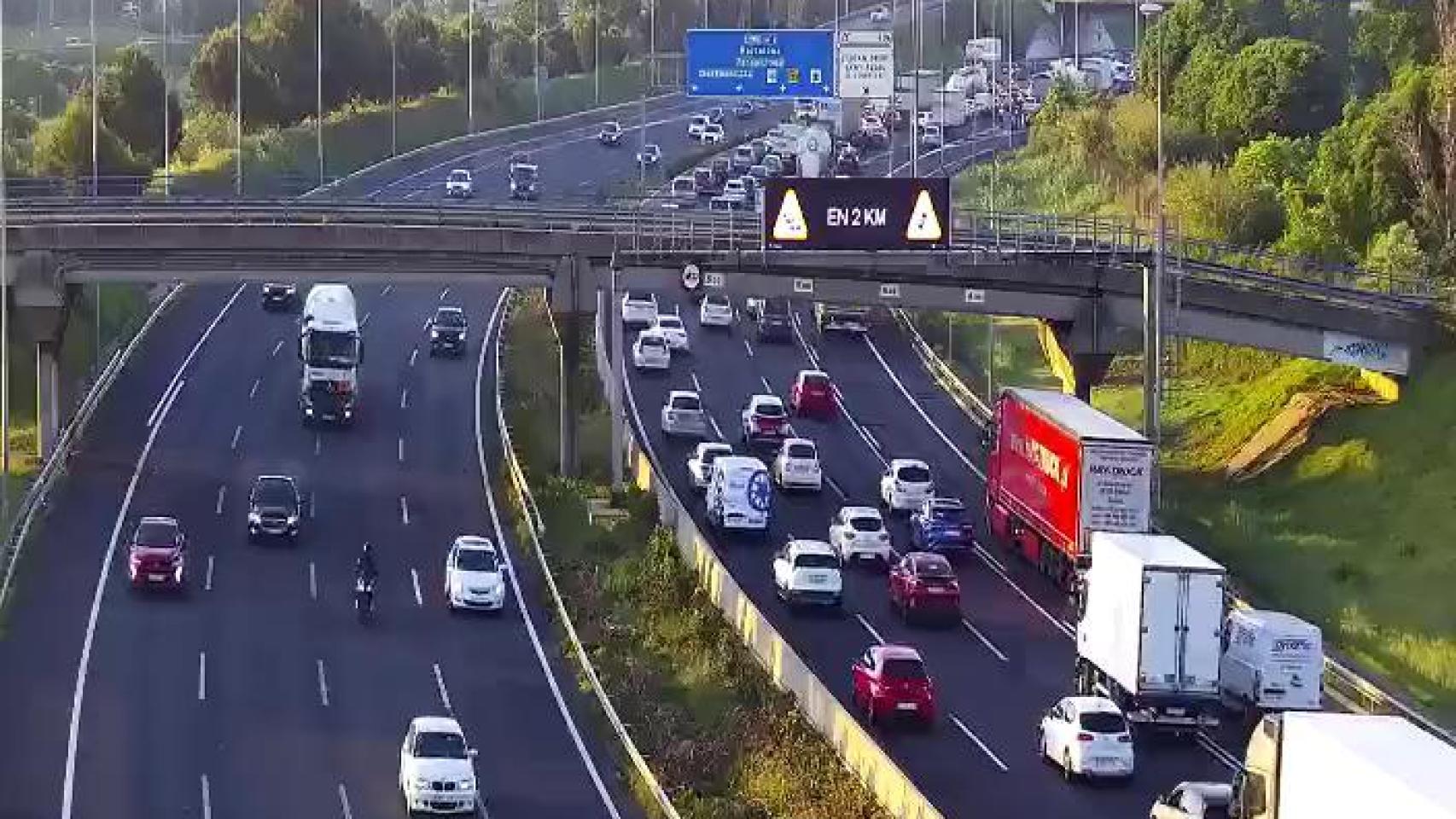 Atasco kilométrico en la A-2 por un accidente de camión este martes, 12 de mayo de 2025