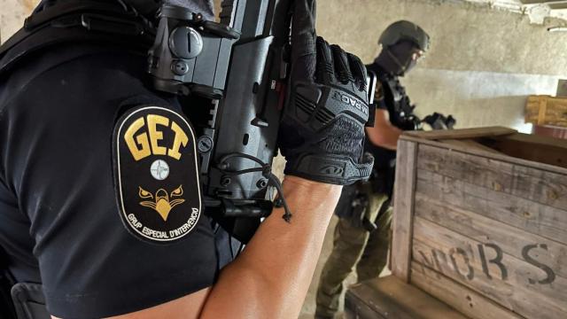 Un agente del GEI de los Mossos d'Esquadra