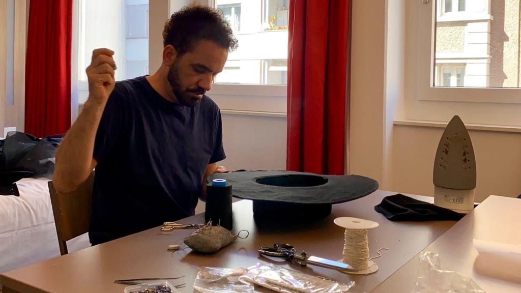 Gustavo Tarí trabajando en el vestido de Melody en Basilea
