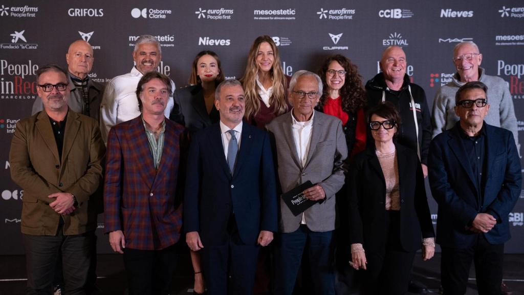 Foto de familia durante la presentación de la gala solidaria ‘People in Red’, en el Ayuntamiento de Barcelona, a 23 de enero de 2025