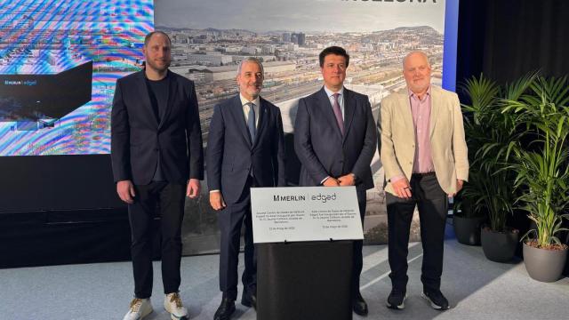 Jaume Collboni y los responsables de las empresas durante la inauguración del centro