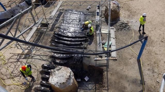 Una quilla de grandes dimensiones ha aparecido durante la intervención arqueológica de extracción del ‘Ciutadella I’, el barco encontrado el pasado mes de abril en el antiguo Mercat del Peix de Barcelona