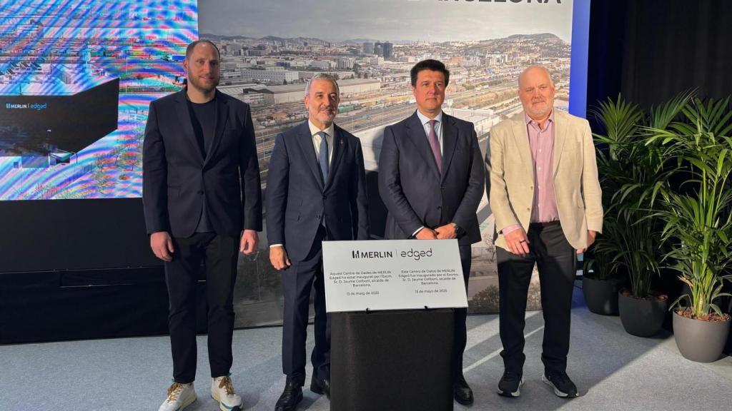 Jaume Collboni y los responsables de las empresas durante la inauguración del centro