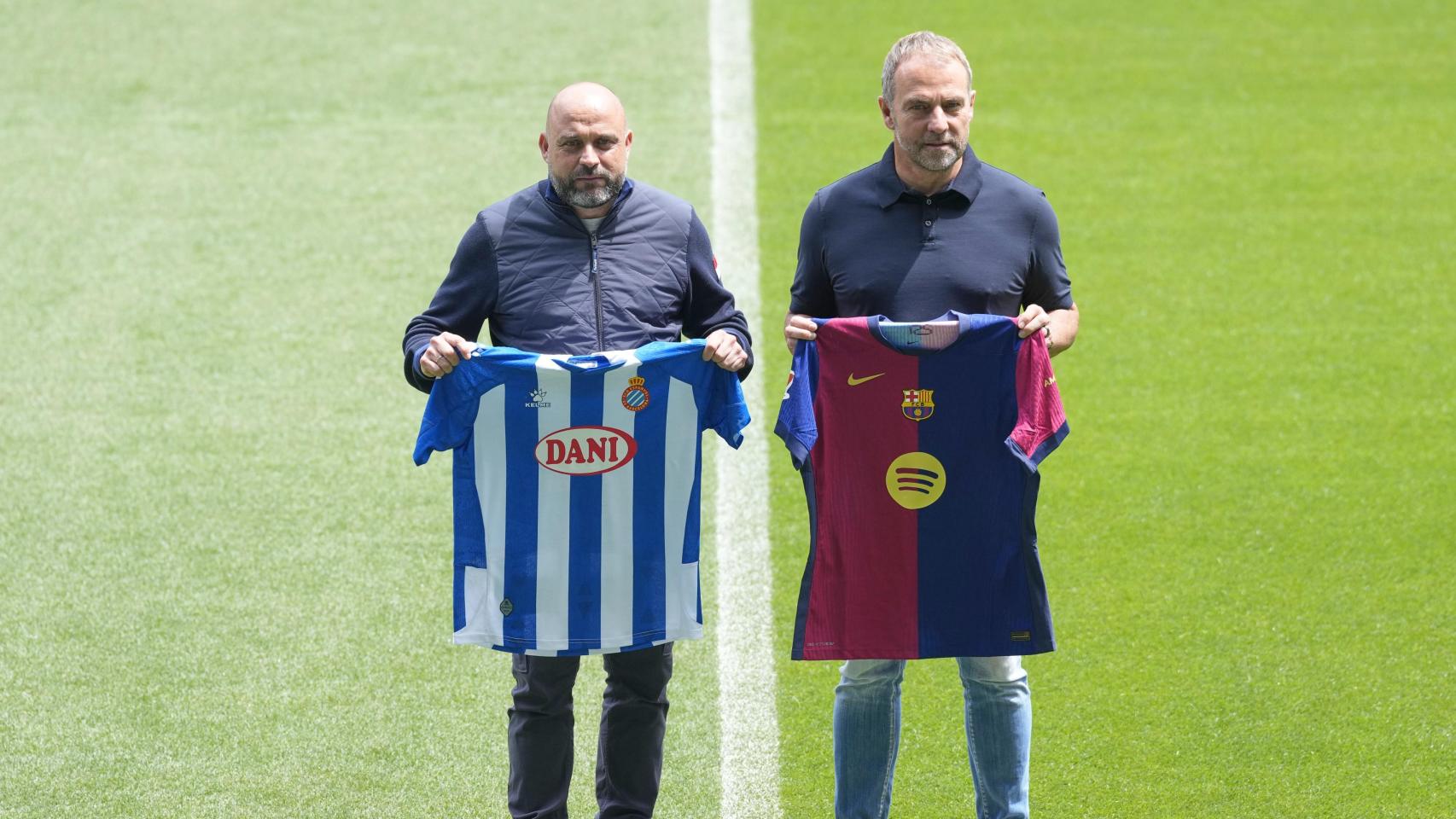 Manolo González y Hansi Flick, en la foto de entrenadores previa al derbi Espanyol-Barça