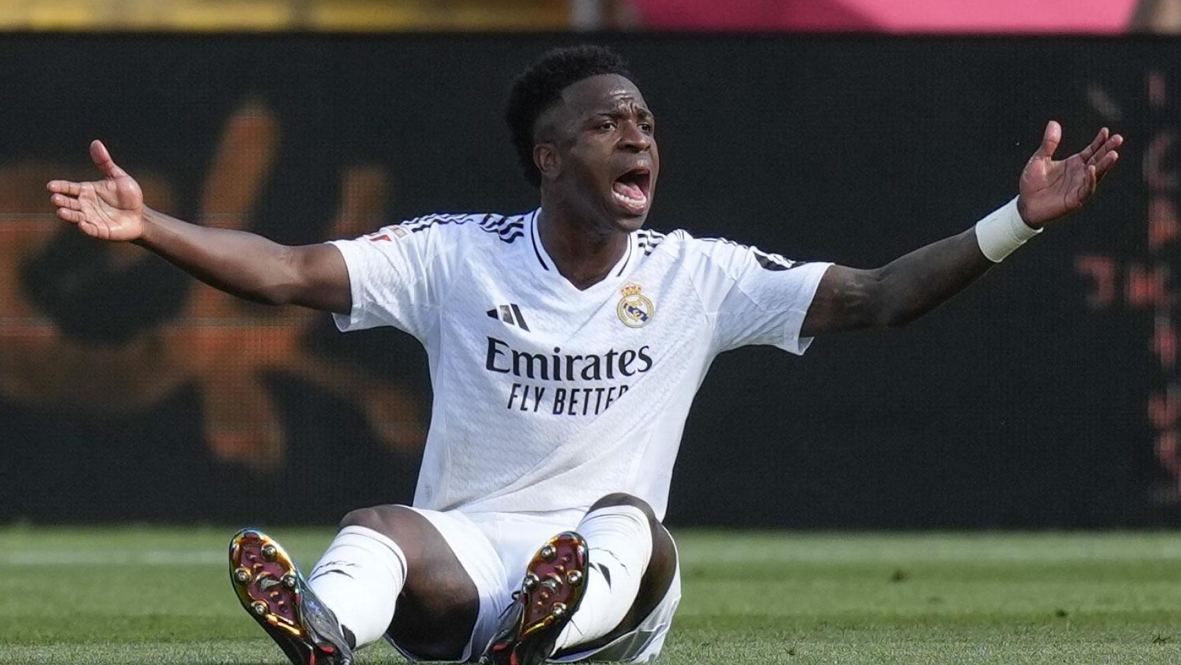 Vinicius Jr se queja en una acción durante el clásico