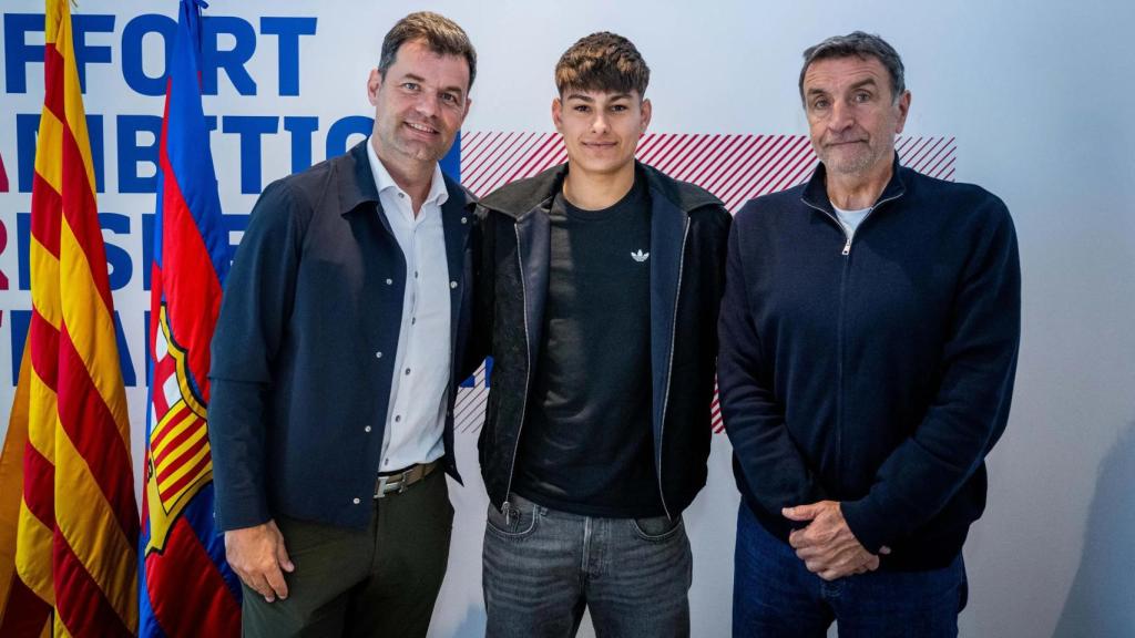 Joan Soler y Alexako junto a Brian Fariñas, que renueva hasta 2028