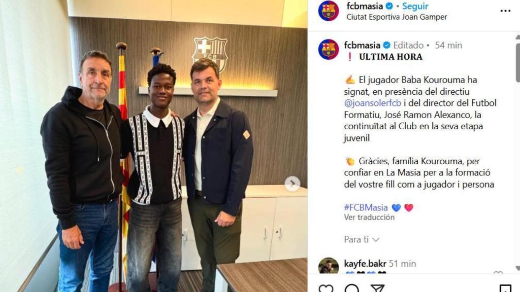 José Ramon Alexanco y el directivo Joan Soler, en la firma de la renovación de Baba Kourouma, hermano de Ilaix Moriba