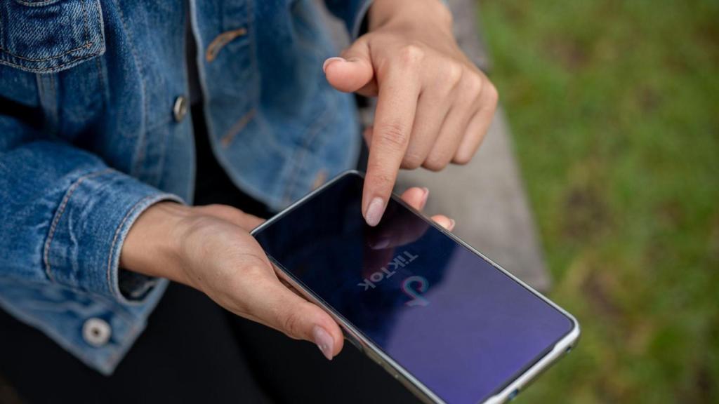 Imatge d'arxiu d'una persona usant Tiktok