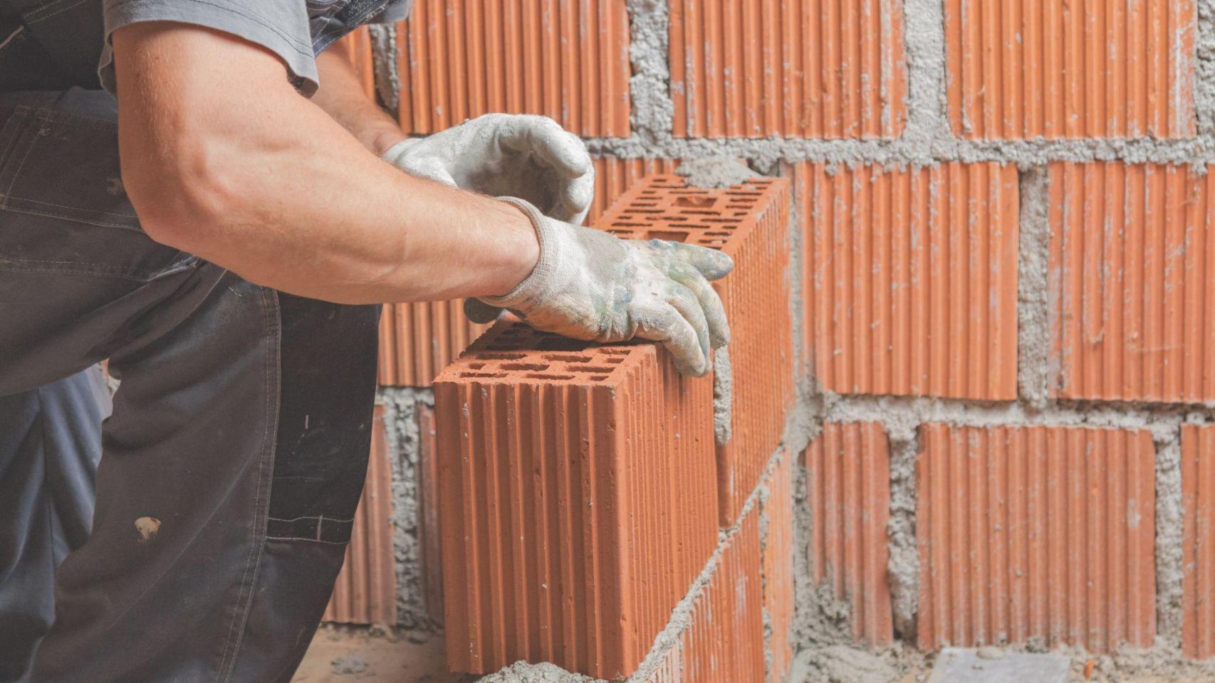 Persona que trabaja en la obra