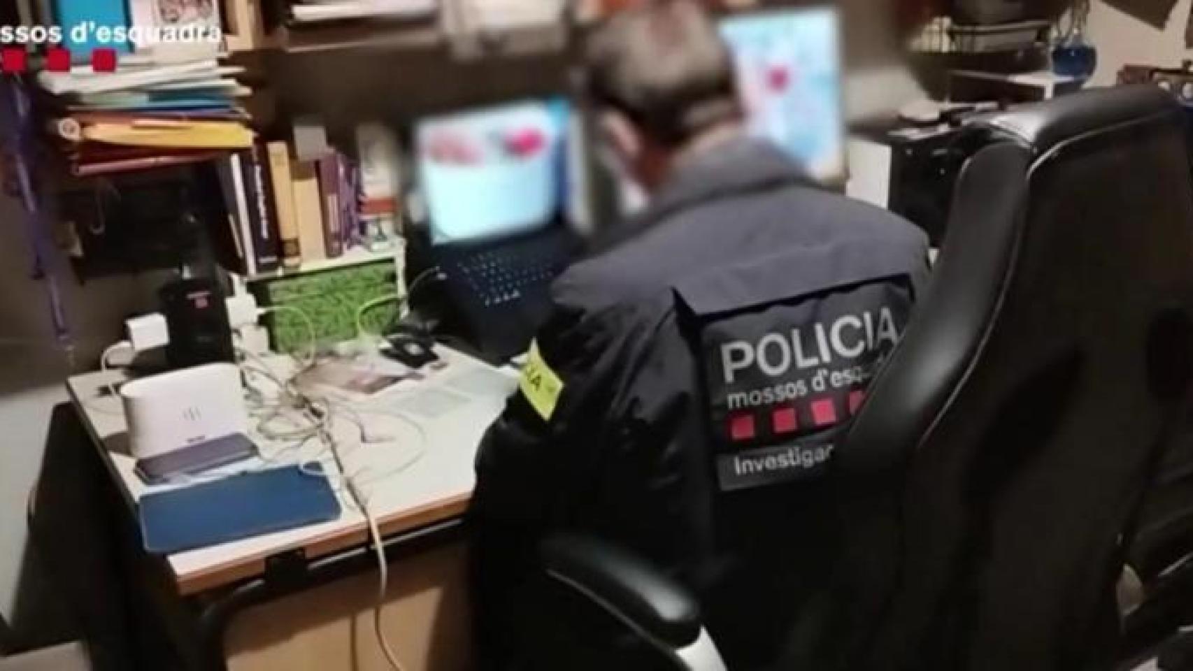 Investigador de los Mossos d'Esquadra durante el registro en casa de Teófilo L.M.
