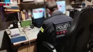 Investigador de los Mossos d'Esquadra durante el registro en casa de Teófilo L.M.