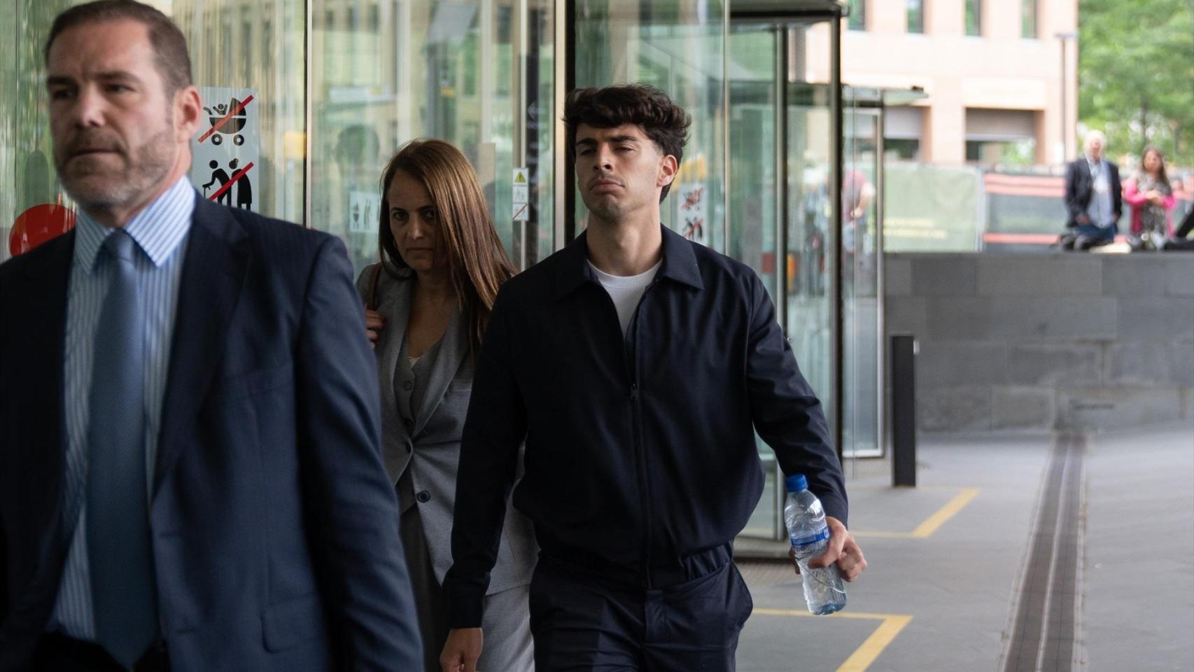 El futbolista del RCD Espanyol Álvaro Aguado (d) a su salida de la Ciutat de la Justicia, este miércoles, en Barcelona