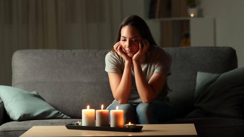 Chica en casa con velas