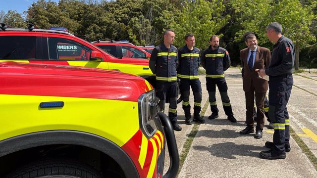 El tercer teniente de alcaldía de Seguridad, Albert Batlle, junto a los nuevos vehículos de Bombers de Barcelona