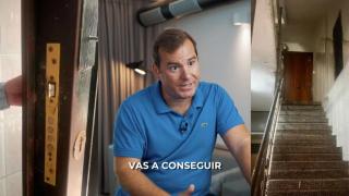 Captura del TikTok de Pau Antó, inversor inmobiliario entre imágenes de pisos okupados