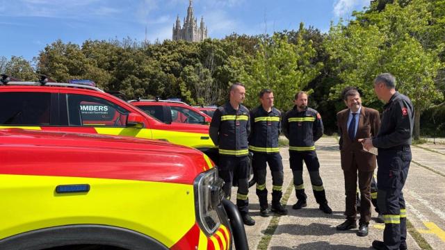 El tercer teniente de alcaldía de Seguridad, Albert Batlle, junto a los nuevos vehículos de Bombers de Barcelona