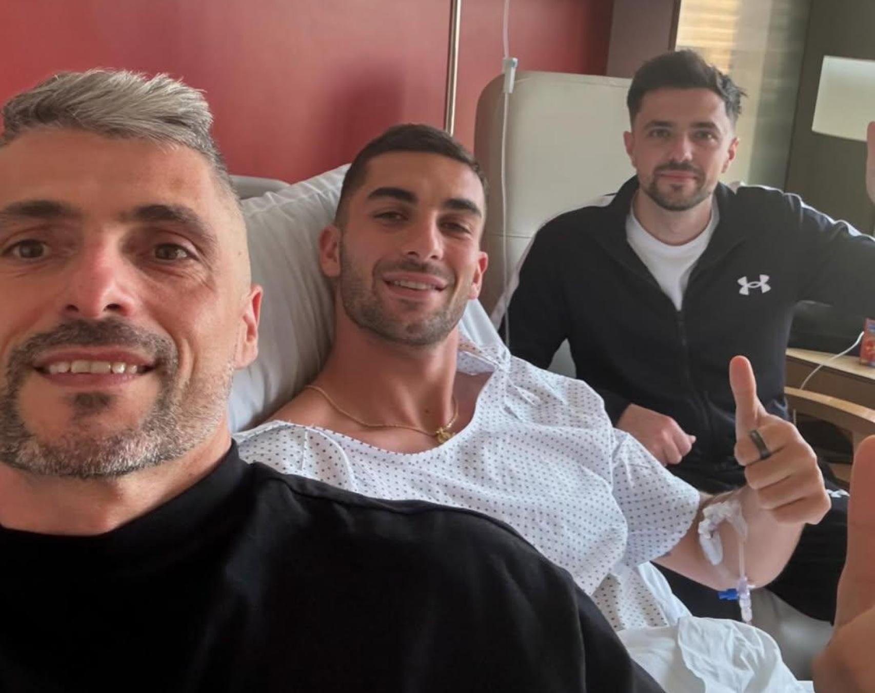 Ferran Torres, acompañado por varios amigos en el Hospital de Barcelona tras ser operado de apendicitis