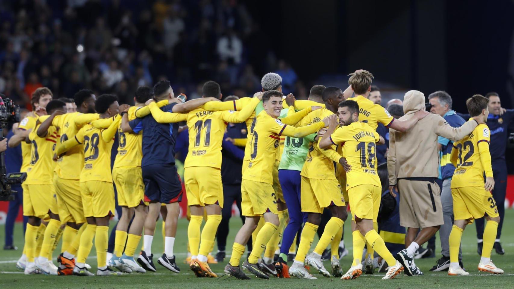Los jugadores del Barça celebran la Liga de 2023 que ganaron en el campo del Espanyol