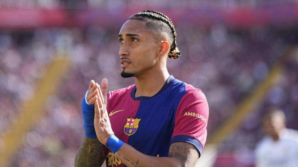 Raphinha aplaude a la afición del Barça en el clásico contra el Real Madrid en Montjuïc