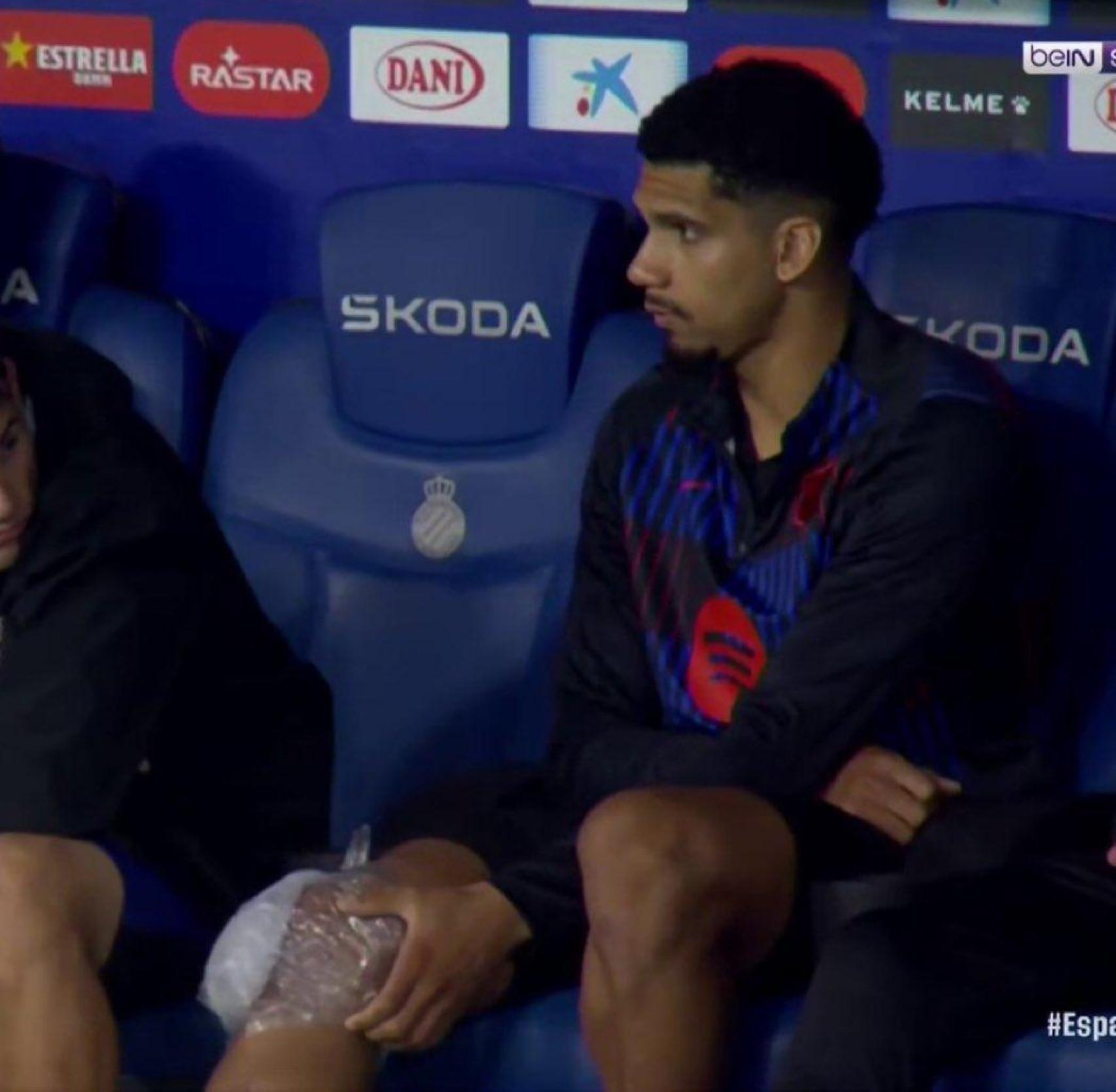 Ronald Araujo, con hielos en la rodilla derecha, tras lesionarse en el derbi Espanyol-Barça