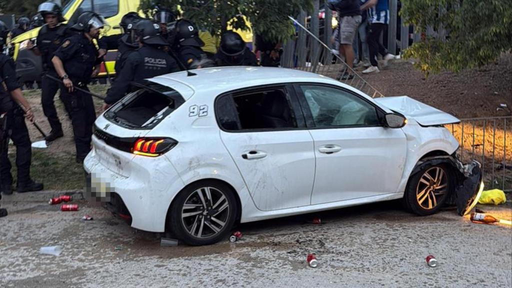 El cotxe després de l'atropellament múltiple a Cornellà