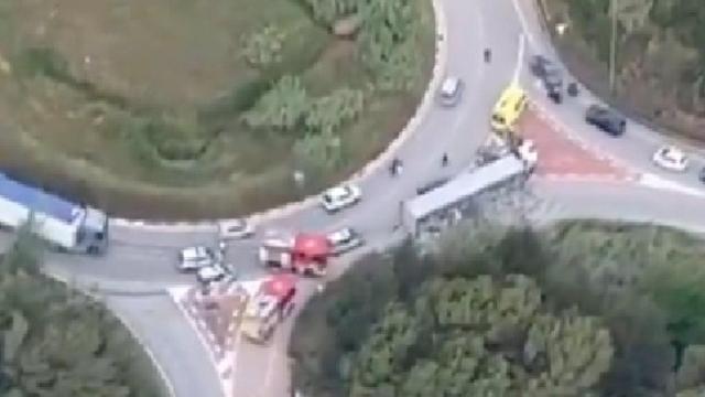 Cortada la C-1413a en El Papiol por el vuelco de un camión