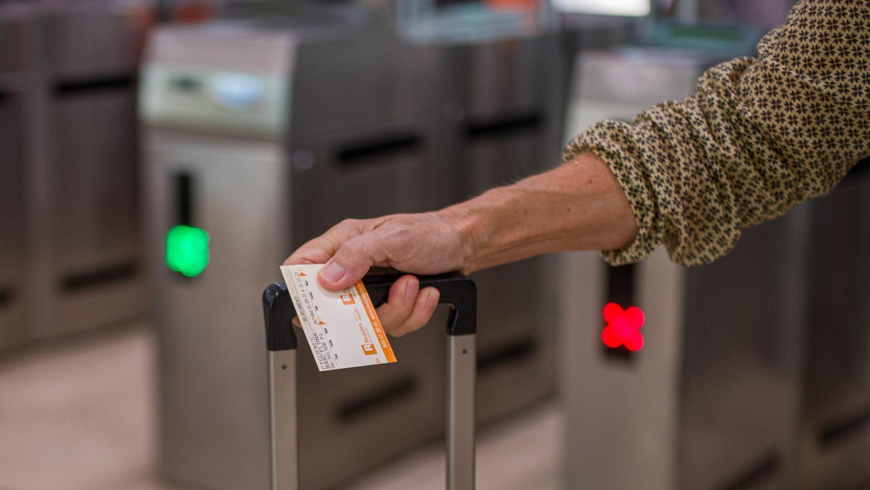 Imagen de archivo de una persona con un billete de Rodalies