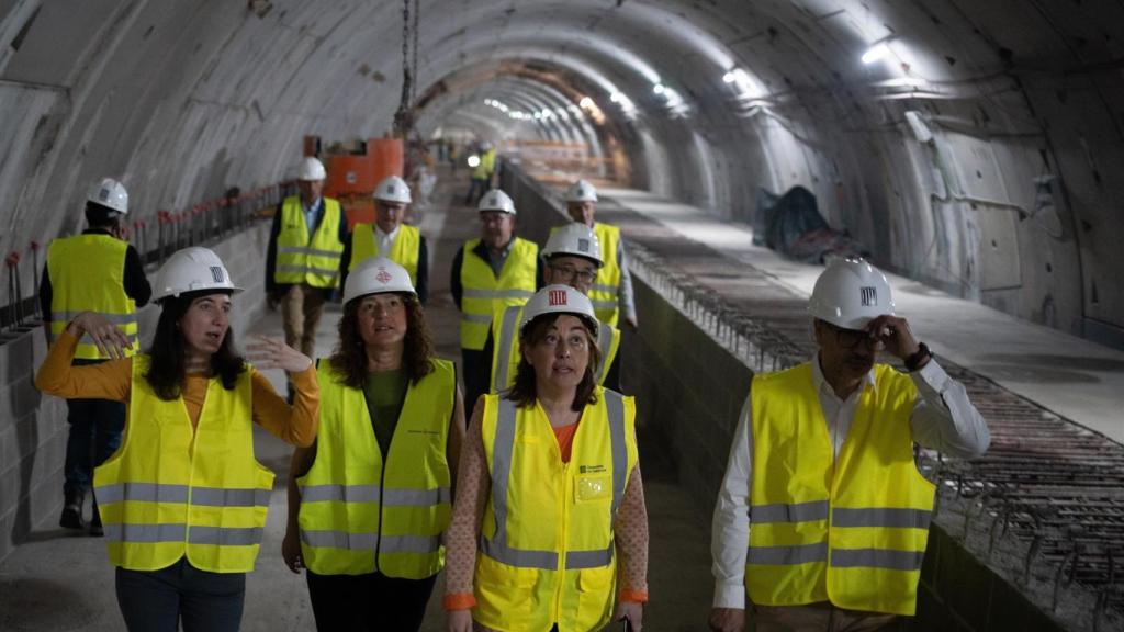 La consellera Sílvia Paneque (2d) y la teniente de alcalde Laia Bonet (2i) visitan las obras de la futura estación de Plaça de Maragall