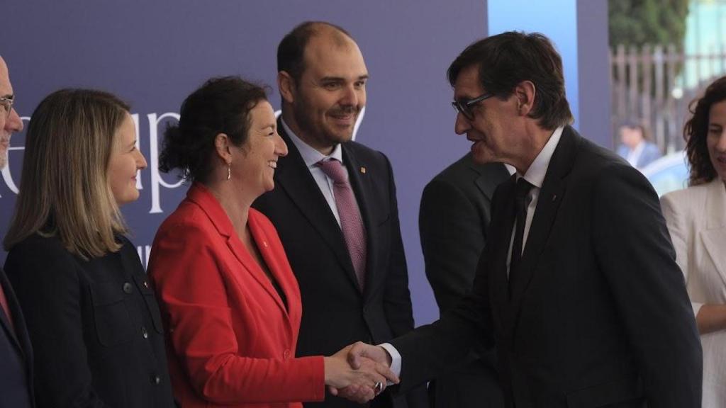 La 'consellera' de Economía, Alícia Romero, dándole la mano al presidente de la Generalitat, Salvador Illa