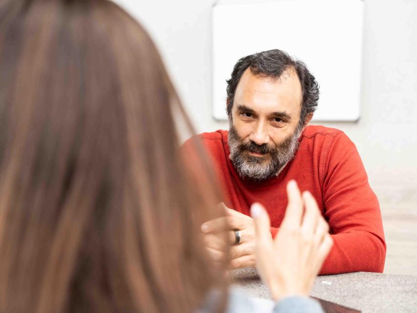 Turgut Durduran, expat afincado en Castelldefels, en conversación con Metrópoli