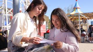 Dos estudiantes en el Tibidabo de Barcelona