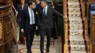 El ministro de Economía, Carlos Cuerpo (izq.), conversa con el presidente del Gobierno, Pedro Sánchez / EP