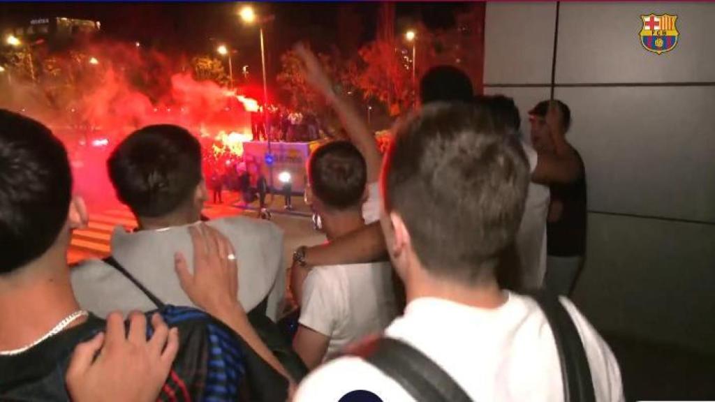 La afición del Barça recibe a los jugadores con bengalas y petardos en Sant Joan Despí