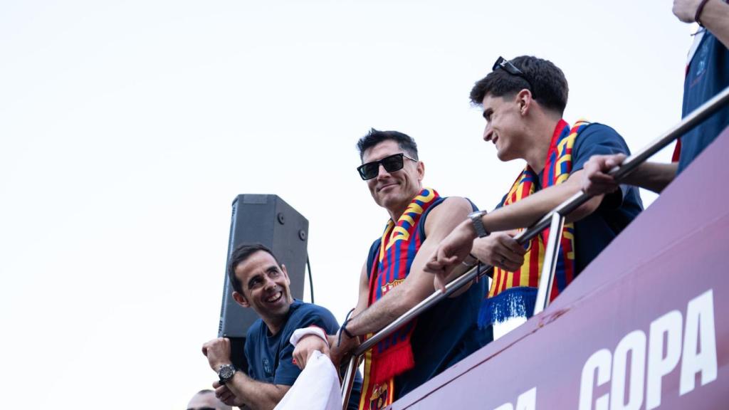 Robert Lewandowski y Pau Víctor, en la rúa del Barça campeón de Liga por Barcelona
