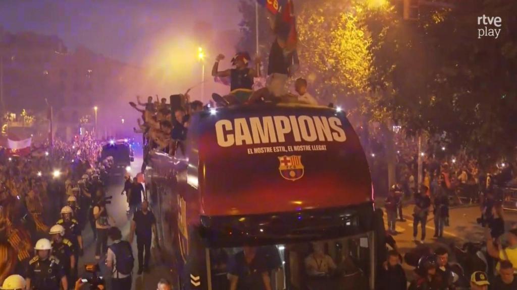La rúa del Barça llega al Arco del Triunfo entre flashes y bengalas