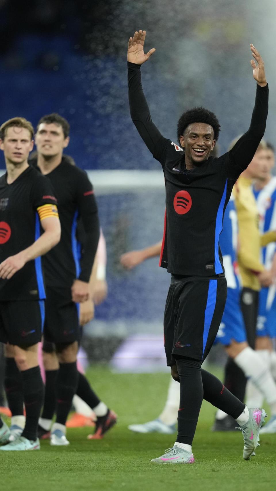 Balde celebra la Liga tras activarse los aspersores