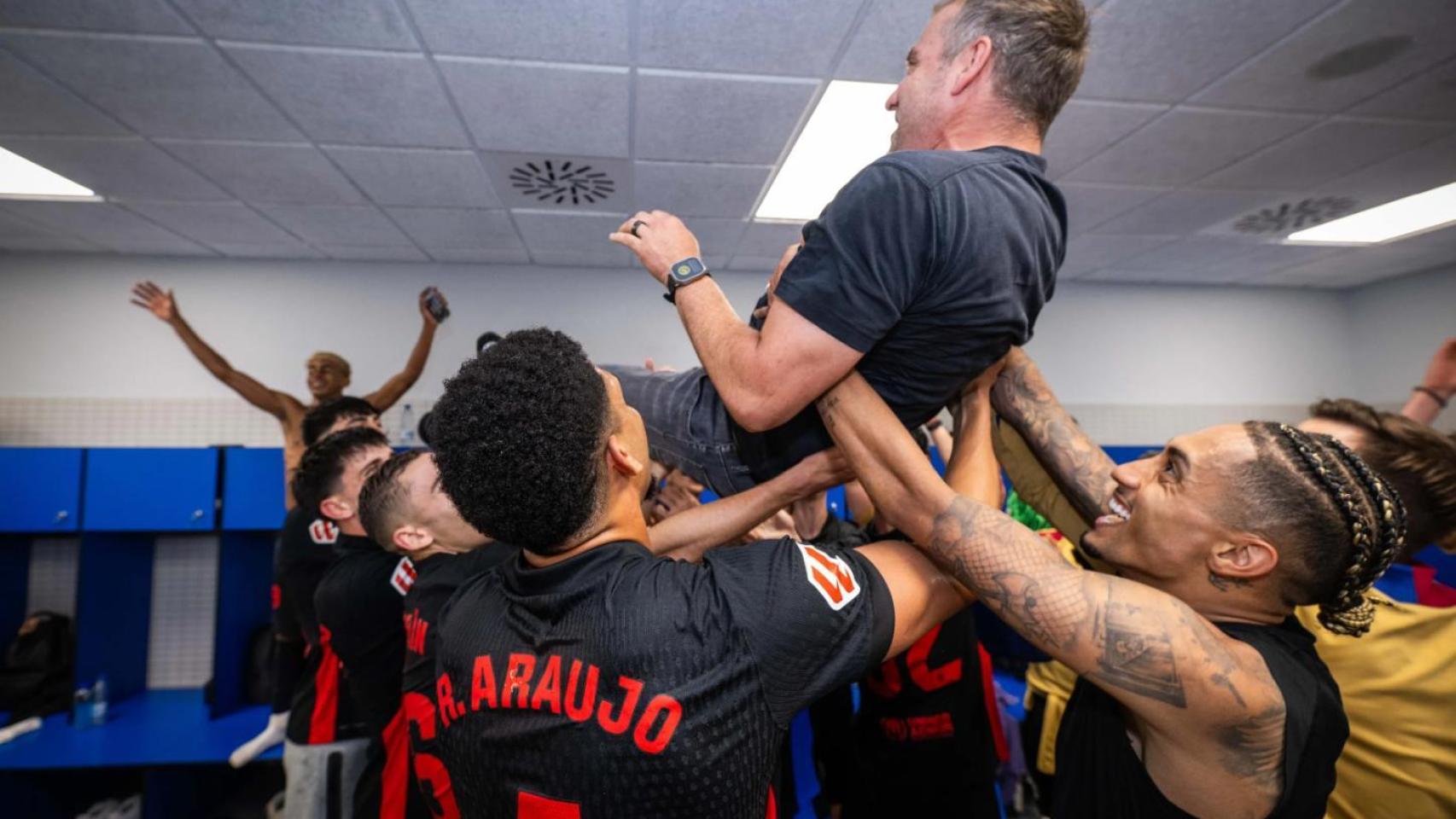 Los jugadores del Barça mantean a Hansi Flick, tras ganar la Liga en el derbi contra el RCD Espanyol