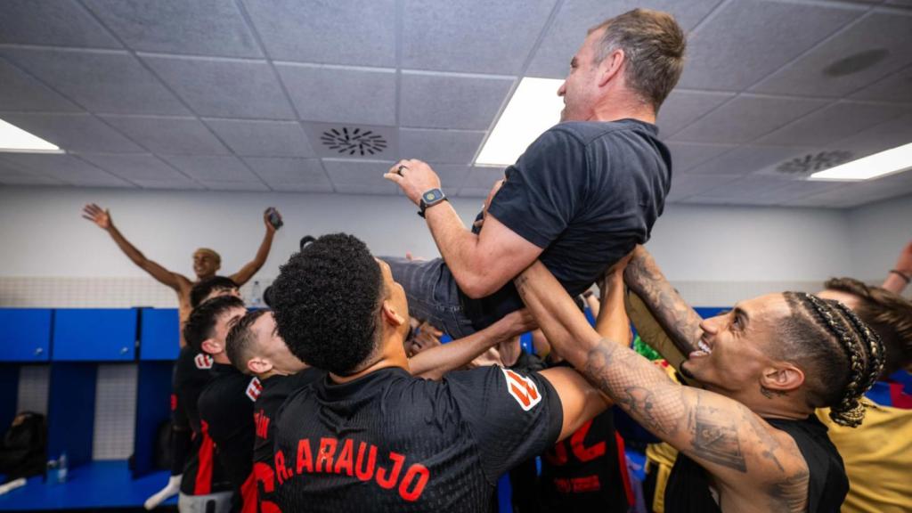 Los jugadores del Barça mantean a Hansi Flick, tras ganar la Liga en el derbi contra el RCD Espanyol