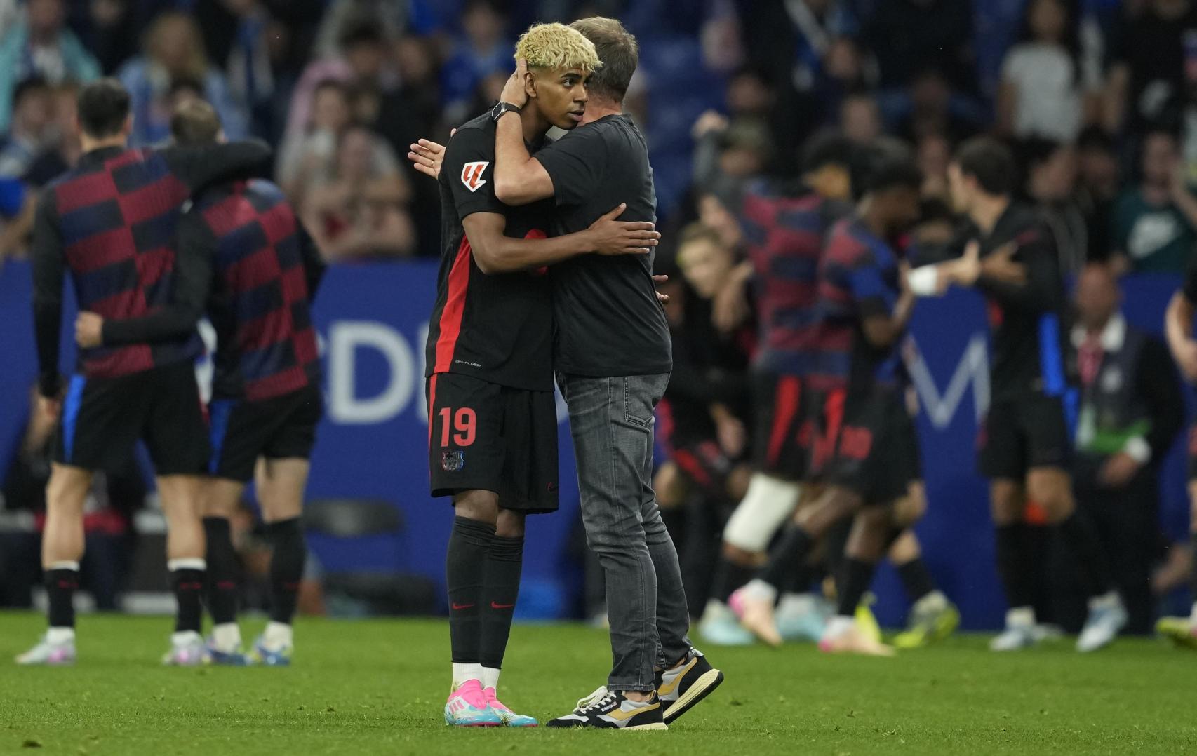 Lamine Yamal y Hansi Flick se abrazan tras ganar la Liga en el estadio del Espanyol