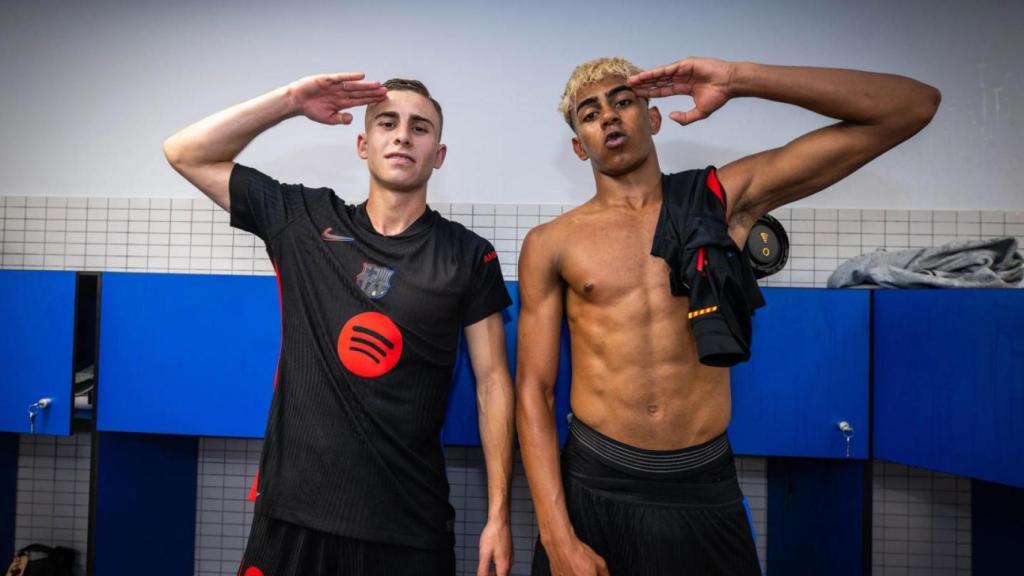 Fermín López hace su celebración con Lamine Yamal tras ganar la Liga en el campo del Espanyol