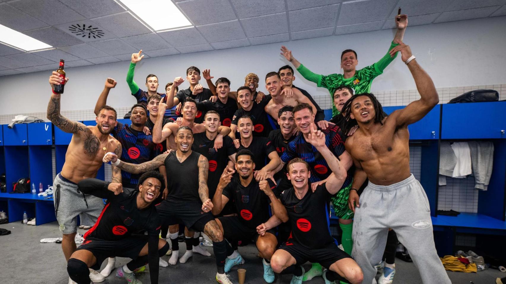 La foto de equipo en el vestuario de los campeones de Liga