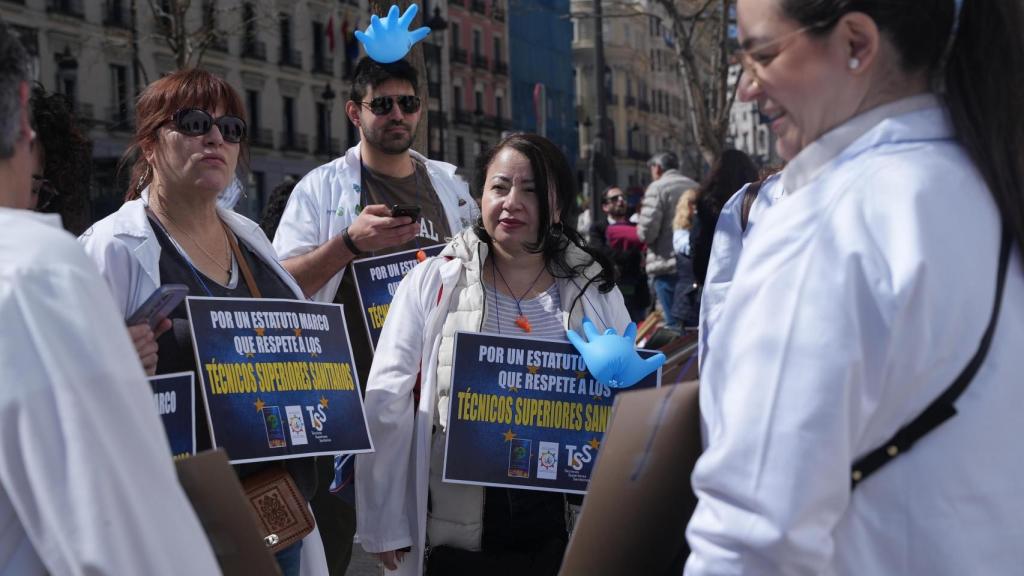 Un grup de tècnics sanitaris, manifestant a finals de març