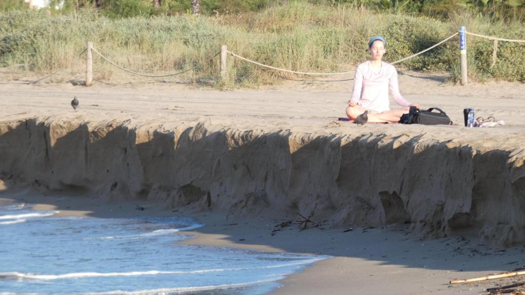 La playa de Gavà sin arena a 16 de mayo de 2025