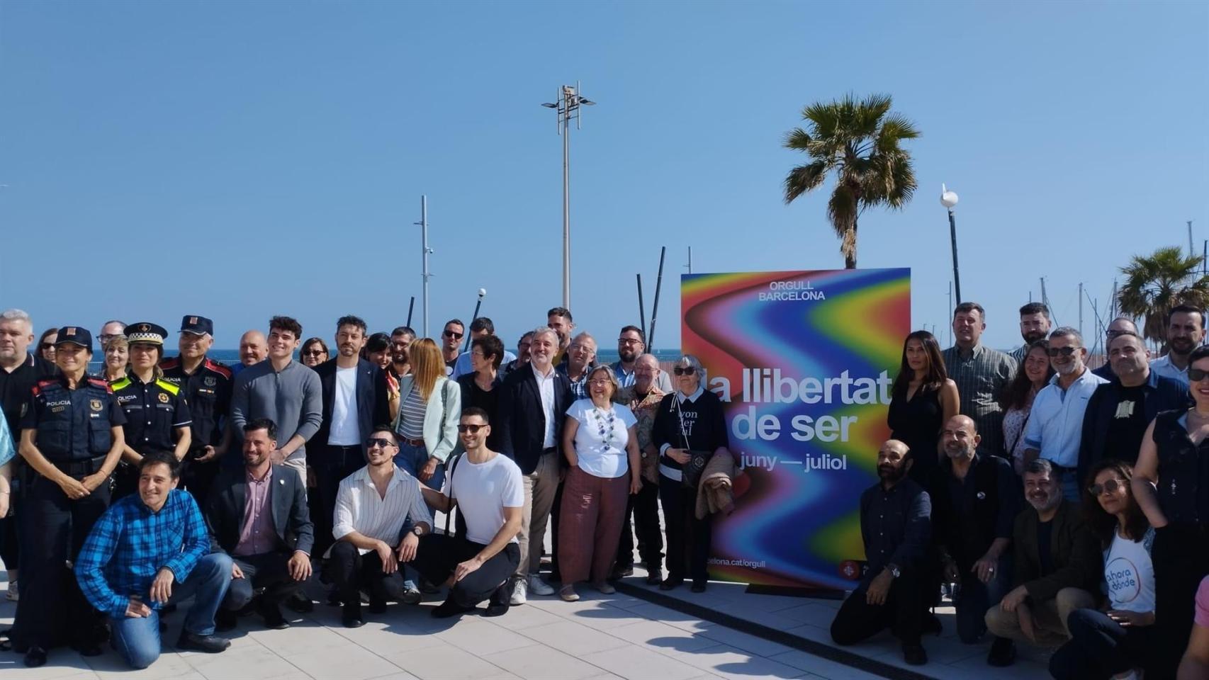Foto de família con el alcalde de Barcelona, Jaume Collboni, en la campaña contra LGTBfóbia del Ayuntamiento