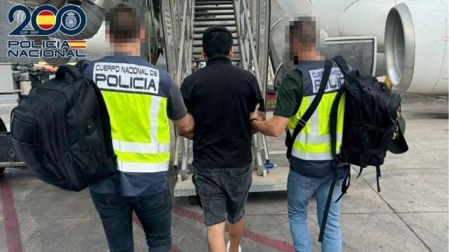La Policía Nacional expulsa a 13 multirreincidentes en Barcelona