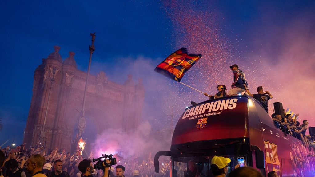 Arribada del Barça a l'Arc de Triomf durant la rua de 2025